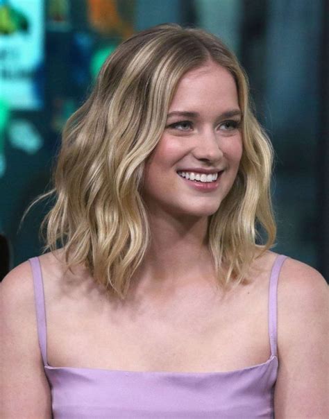 Vídeos pornôs com Elizabeth Lail 